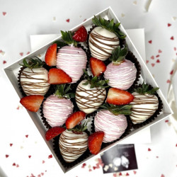 Клубника в шоколаде розовый микс в полоску 9 ягод
